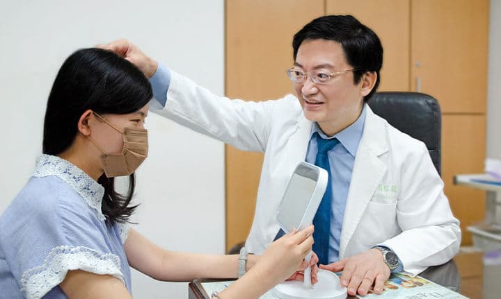 想逆轉白髮年輕活力「黑釉亮」，健髮權威醫師善用「黑科技」￼